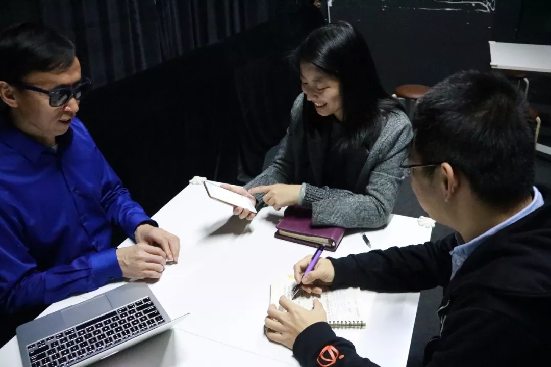 图：视障人员和健全人可以通过钉钉实现工作协同。