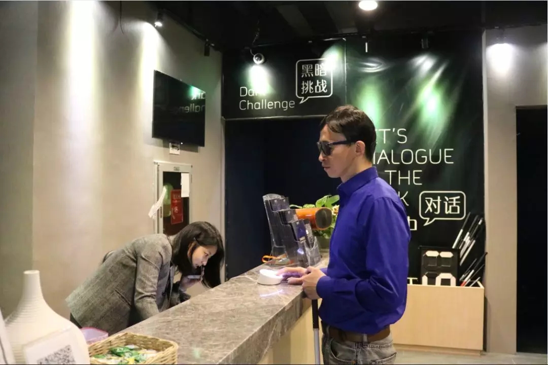 图：刘天华使用钉钉M1考勤机记录考勤。
